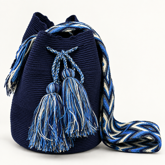 Bolso Wayuu azul marino tejido a mano en Colombia con borlas artesanales