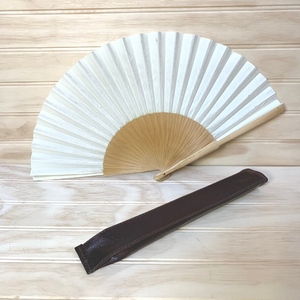 Abanico beige + estuche de cuero